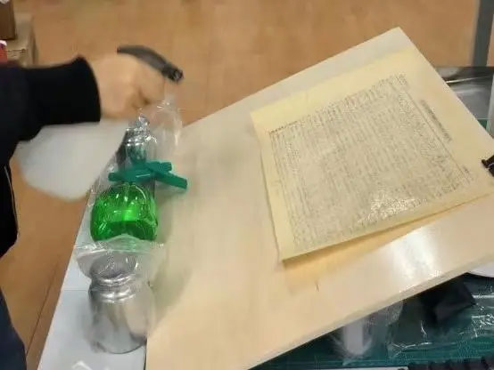 復旦大學實驗團隊對文獻紙張噴涂無水脫酸液 復旦大學實驗團隊對文獻紙張噴涂無水脫酸液